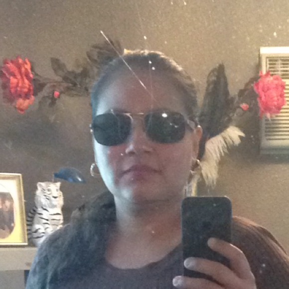 Profile Picture of Yesenia Guadron (@yesenialue) on Poshmark