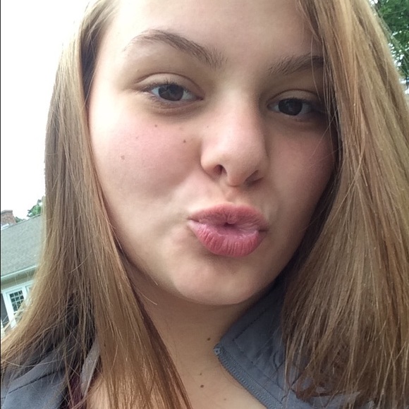 Profile Picture of Cass Mattei (@cassiemattei) on Poshmark