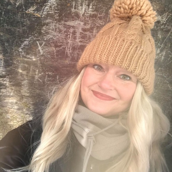 Profile Picture of Daniela Koval (@gottanglz) on Poshmark