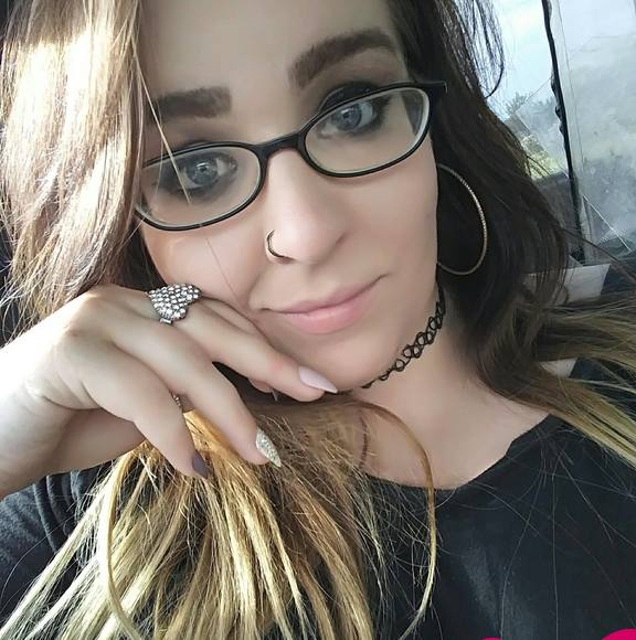 Profile Picture of Macy Moore (@macybrooke01) on Poshmark
