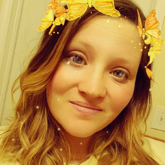 Profile Picture of Joanne Barrett (@eulala220) on Poshmark