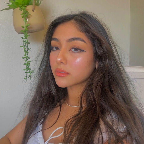 Profile Picture of Hannia Morales (@hannita420) on Poshmark