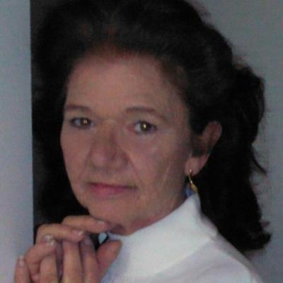 Profile Picture of Magda Dick (@momatthebeach) on Twitter