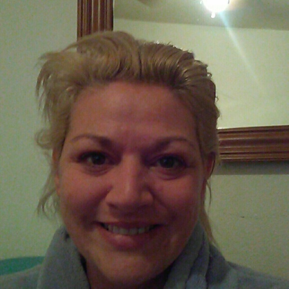 Profile Picture of Lorie Gurczynski (@loriegur_) on Poshmark