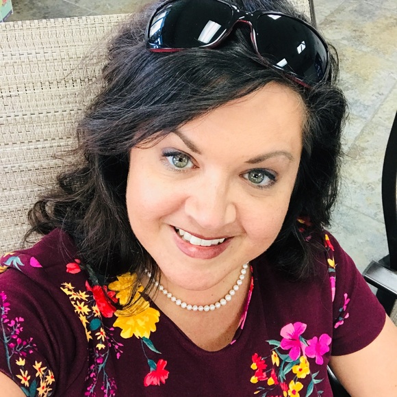 Profile Picture of Tamara Gill (@gilwat2000) on Poshmark