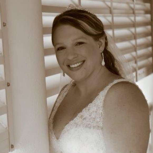 Profile Picture of Amanda Simpson (@amanda41313) on Poshmark