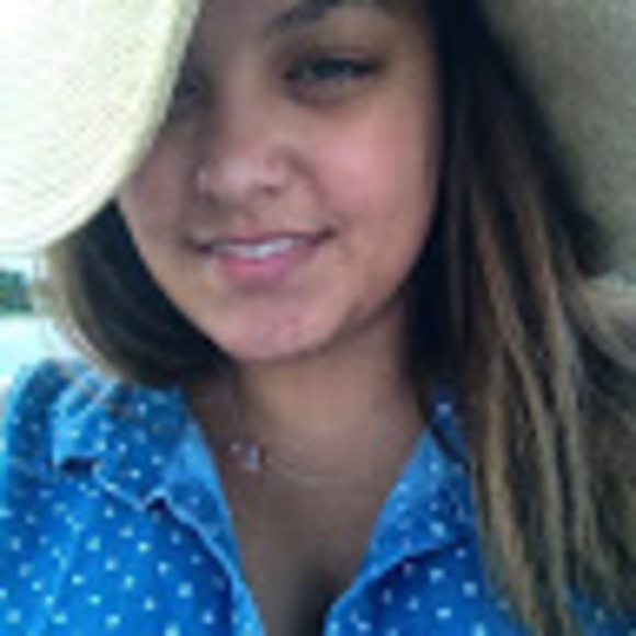 Profile Picture of Alexa Toohill (@alexatoohill) on Poshmark