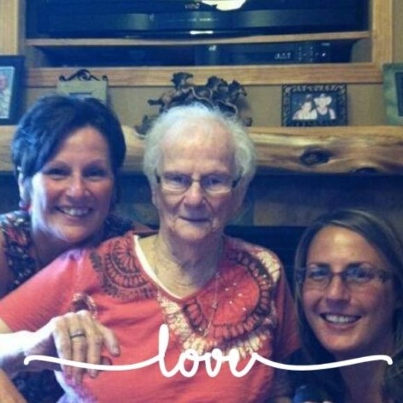 Profile Picture of Larae Danielson (@laraedanielson) on Poshmark