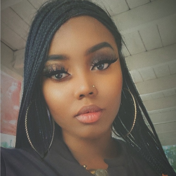 Profile Picture of Nette Nette (@altonette04) on Poshmark