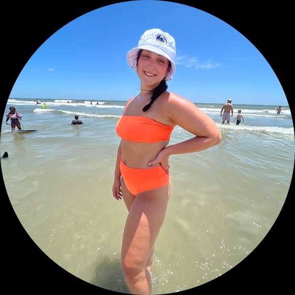 Profile Picture of Julia Ruscillo (@julia0118) on Poshmark