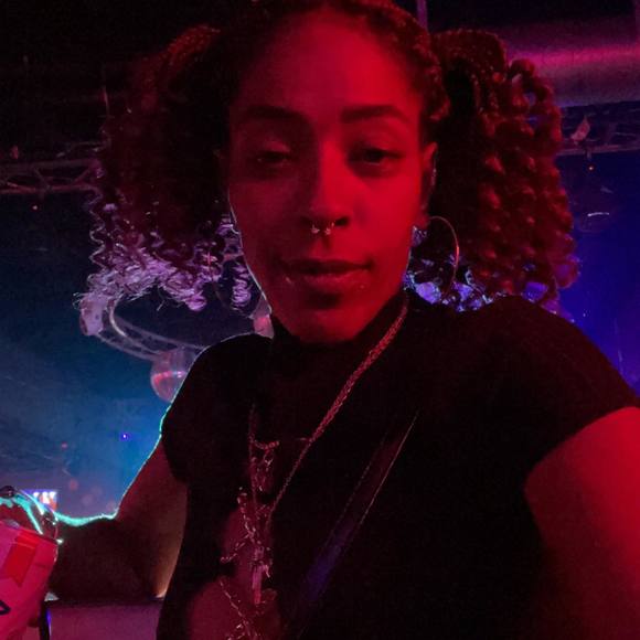 Profile Picture of Juanita Quezaire (@jfdds) on Poshmark