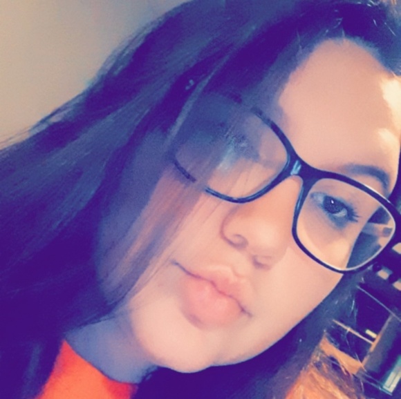 Profile Picture of Shellyelizabeth Gibbons (@sothats_shelly) on Poshmark