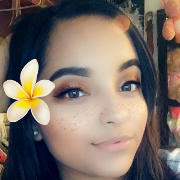Profile Picture of Claire Uvalle (@claireexoxo) on Poshmark