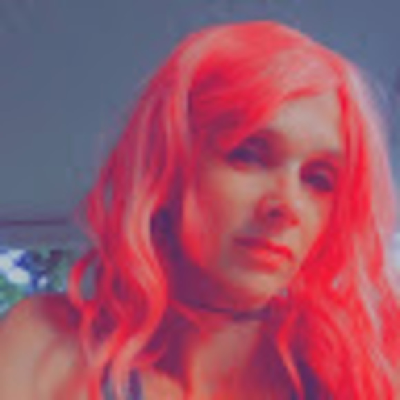 Profile Picture of Samantha Speer (@samantha_speer) on Poshmark