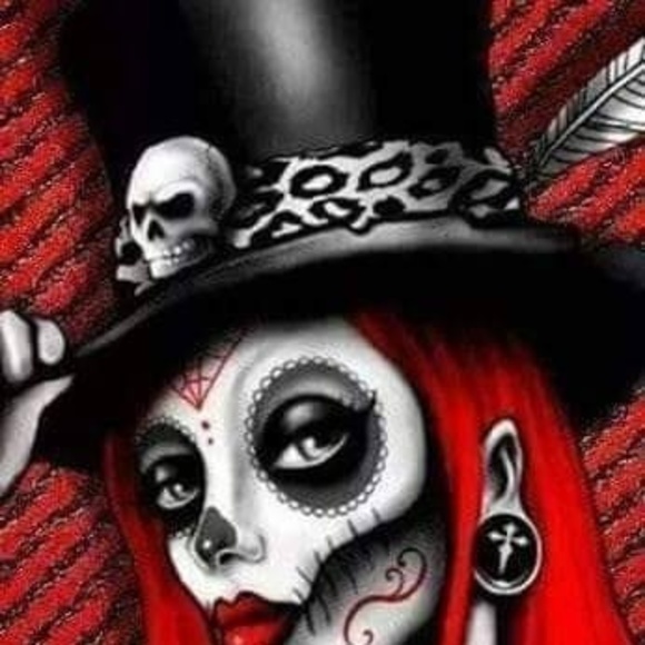 Profile Picture of Vicki Alvarez (@vicki_alvarez) on Poshmark