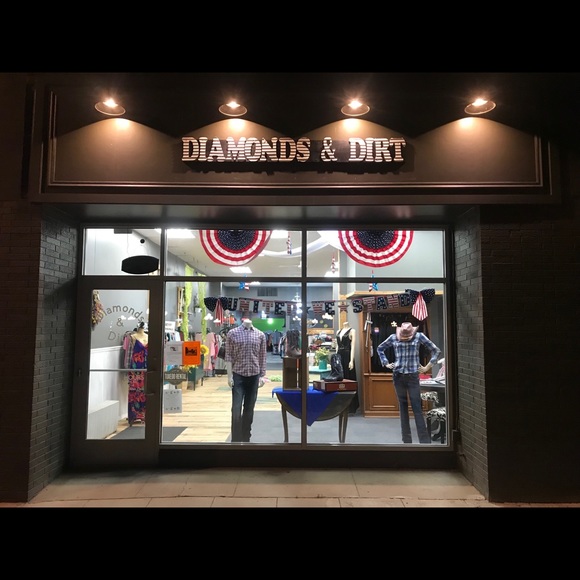 Profile Picture of Missy Bierbaum (@diamondsanddirt) on Poshmark