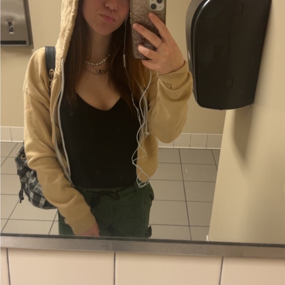 Profile Picture of Christa Hollingshead (@christahollings) on Poshmark
