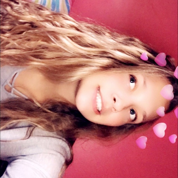 Profile Picture of Brookie Loomer (@brookielyn1) on Poshmark