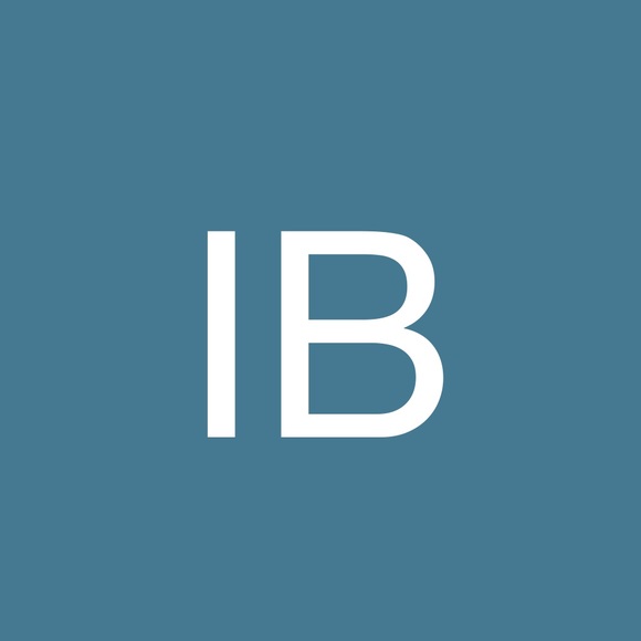Profile Picture of Iris Bednarcik (@ijb1995) on Poshmark
