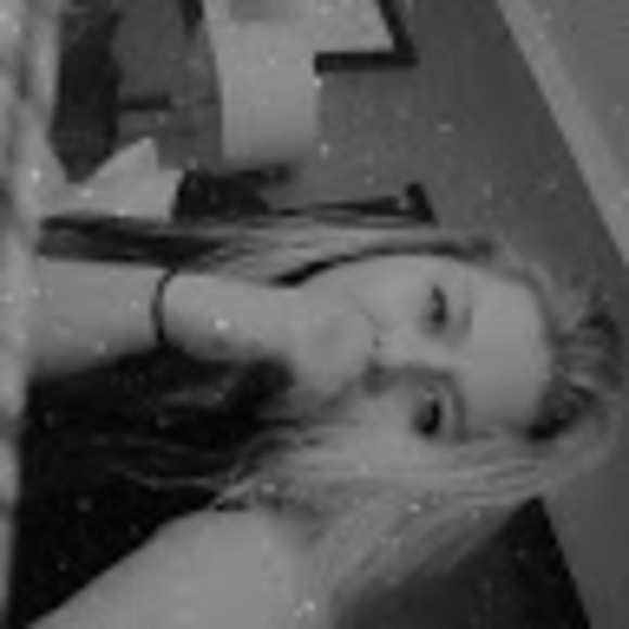 Profile Picture of Makal Sjoquist (@makal_sjoquist) on Poshmark