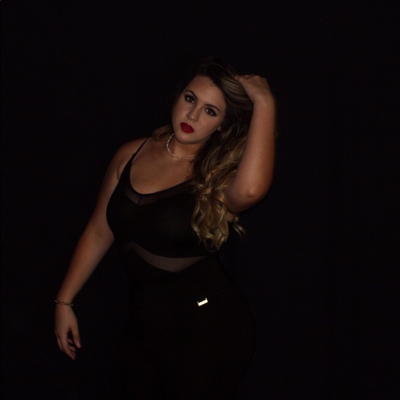 Profile Picture of Isabella Alvarez (@samplesaledress) on Poshmark