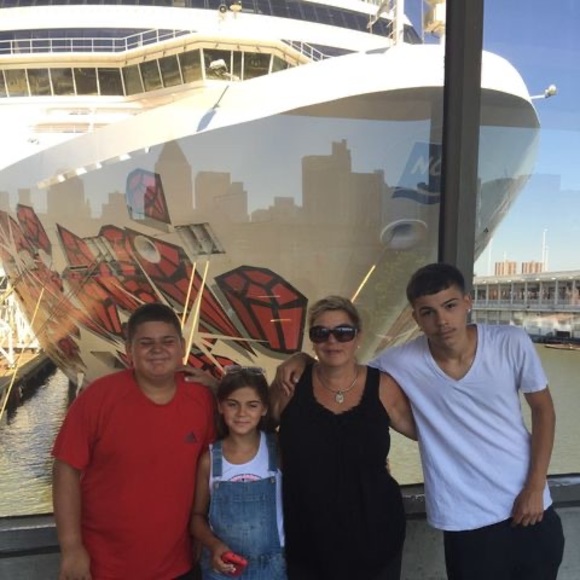 Profile Picture of Marie Nazzaro (@marienazzaro) on Poshmark