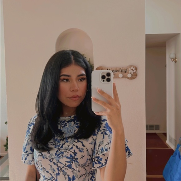 Profile Picture of Roksar Esar (@roksaresar) on Poshmark