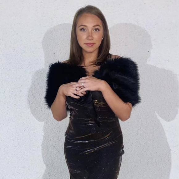 Profile Picture of Emily Gregson (@emily44_) on Poshmark