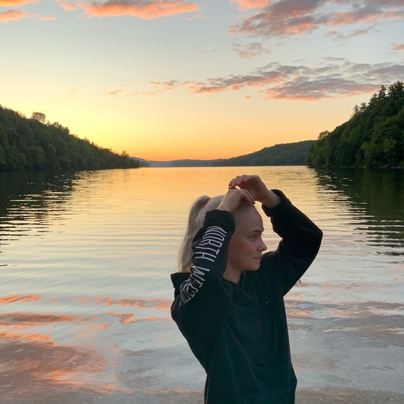 Profile Picture of Zoe Talbot (@zoek1999) on Poshmark