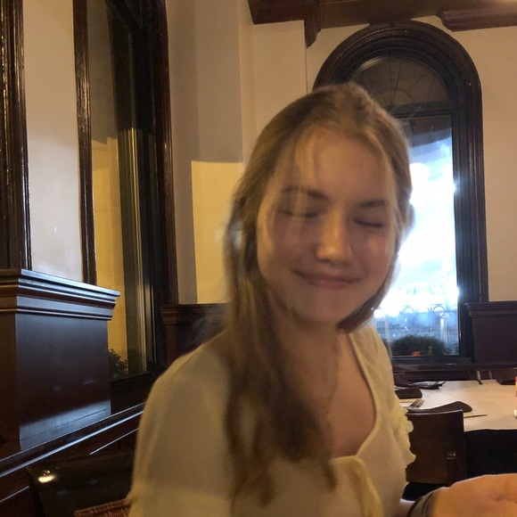 Profile Picture of Elizabeth Feoktistov (@elizabethfeok) on Poshmark