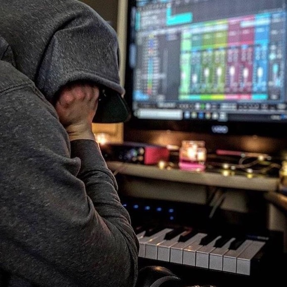 Profile Picture of Aaron Adams (@aaronadams599) on Poshmark