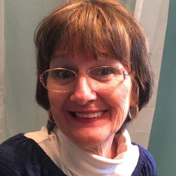 Profile Picture of Emily Andrews (@emily_aaron) on Poshmark