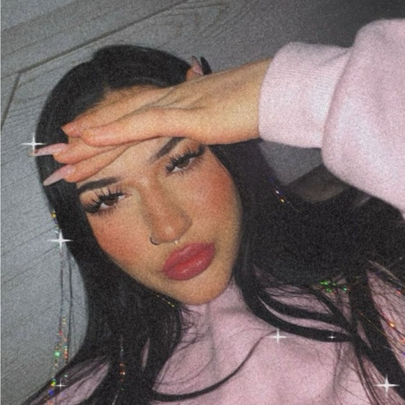 Profile Picture of Adriana Newton (@adri1310) on Poshmark