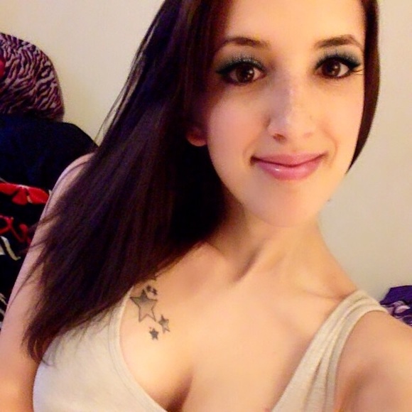 Profile Picture of Desirae Laezza (@deslax3) on Poshmark