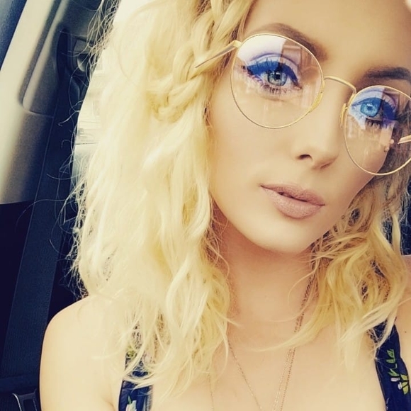 Profile Picture of Kelly Mcnab (@kmcnab) on Poshmark