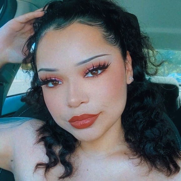 Profile Picture of Ismenia Chavarria (@ismenia_c) on Poshmark