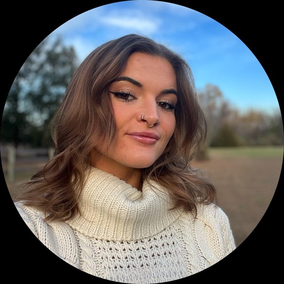 Profile Picture of Victoria Bowen (@vbowen9912) on Poshmark
