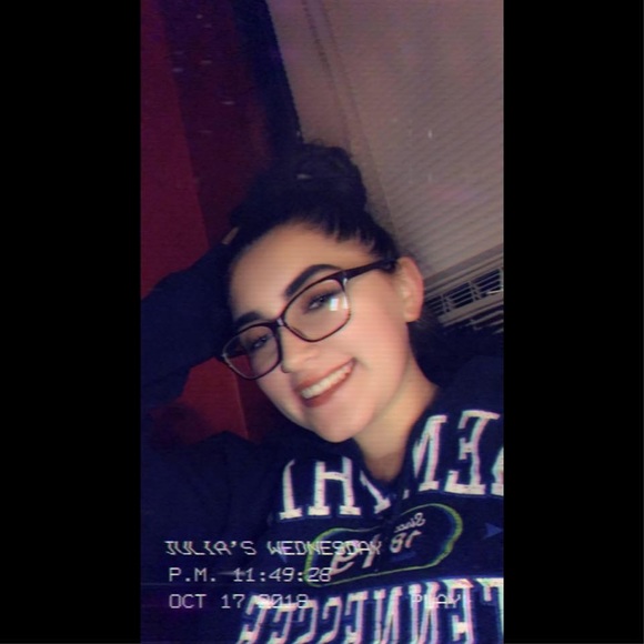 Profile Picture of Julia Mattos (@juliamattos14) on Poshmark