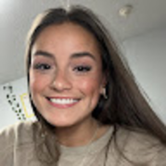 Profile Picture of Alexis Hirning (@arhirning) on Poshmark