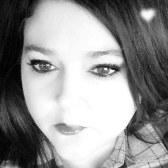 Profile Picture of Stacy Swezey (@sswezey) on Poshmark