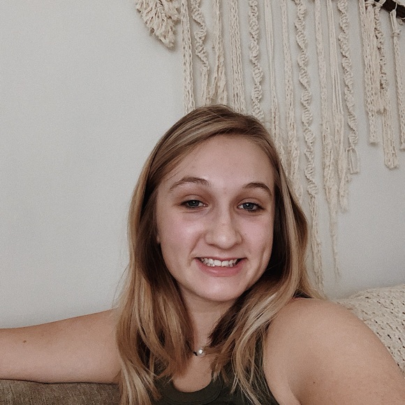 Profile Picture of Kate Ewing (@kateers) on Poshmark