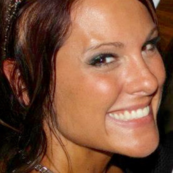 Profile Picture of Lisa Wheeler (@xanndra) on Poshmark