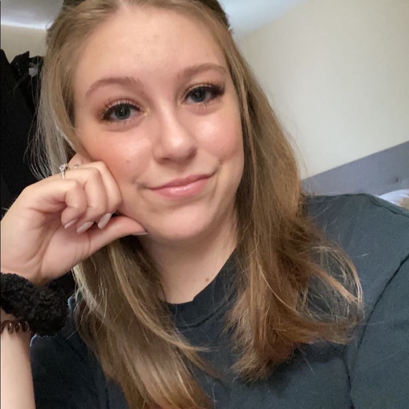 Profile Picture of Julia Phelps (@juliap314) on Poshmark