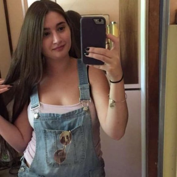 Profile Picture of Julianna Bewick (@julianna16) on Poshmark