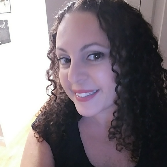 Profile Picture of Susan Ortiz (@suzieeequzieee) on Poshmark