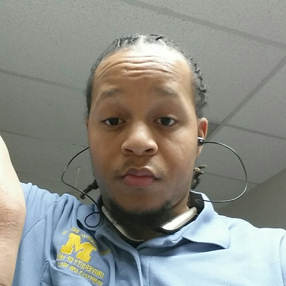 Profile Picture of Daniel Walton (@d2vinson) on Poshmark