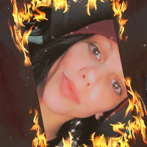 Profile Picture of Ella Whorton (@whortonella) on Poshmark