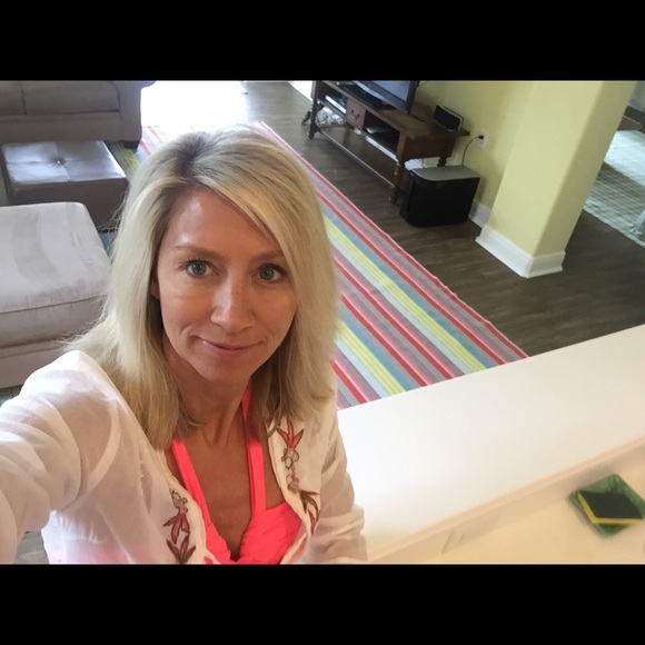 Profile Picture of Alisia Chesen (@genzlal) on Poshmark