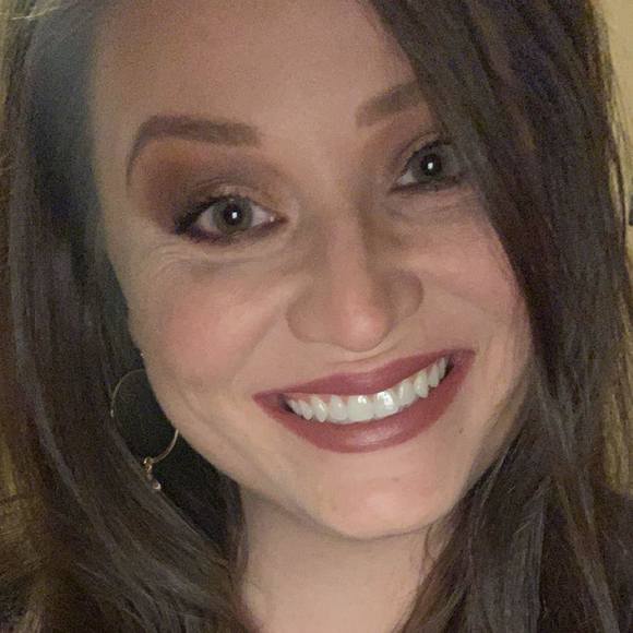 Profile Picture of Anna Mainelli (@annabee2007) on Poshmark