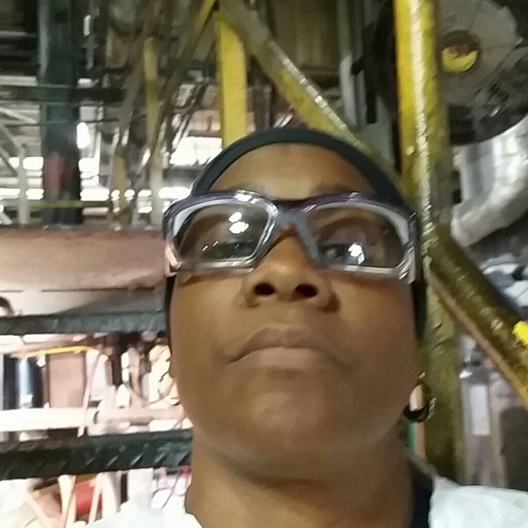 Profile Picture of Glynis Marks (@balove63) on Poshmark